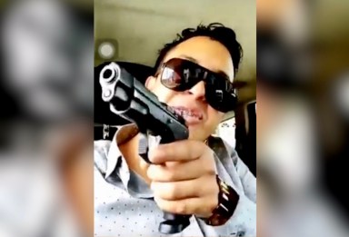 Hijo de Fiscal lanza amenaza en redes con arma de fuego.