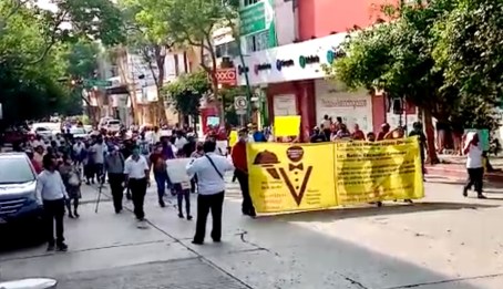 Meseros marchan en Tuxtla para exigir apoyo económico ante pandemia