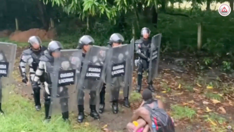 Con violento operativo intentan contener caravana migrante