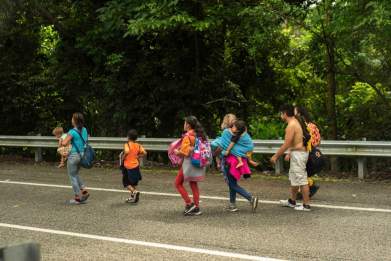 Más de tres mil niñas y niños se desplazan en caravana migrante