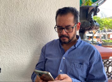 Acusa periodista confabulación de funcionarias de órganos electorales para afectarlo