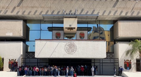 Impiden normalistas ingreso de 10 gobernadores a Palacio de Chiapas