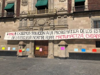 Los ‘Mactu’ le colgaron una lona al Presidente
